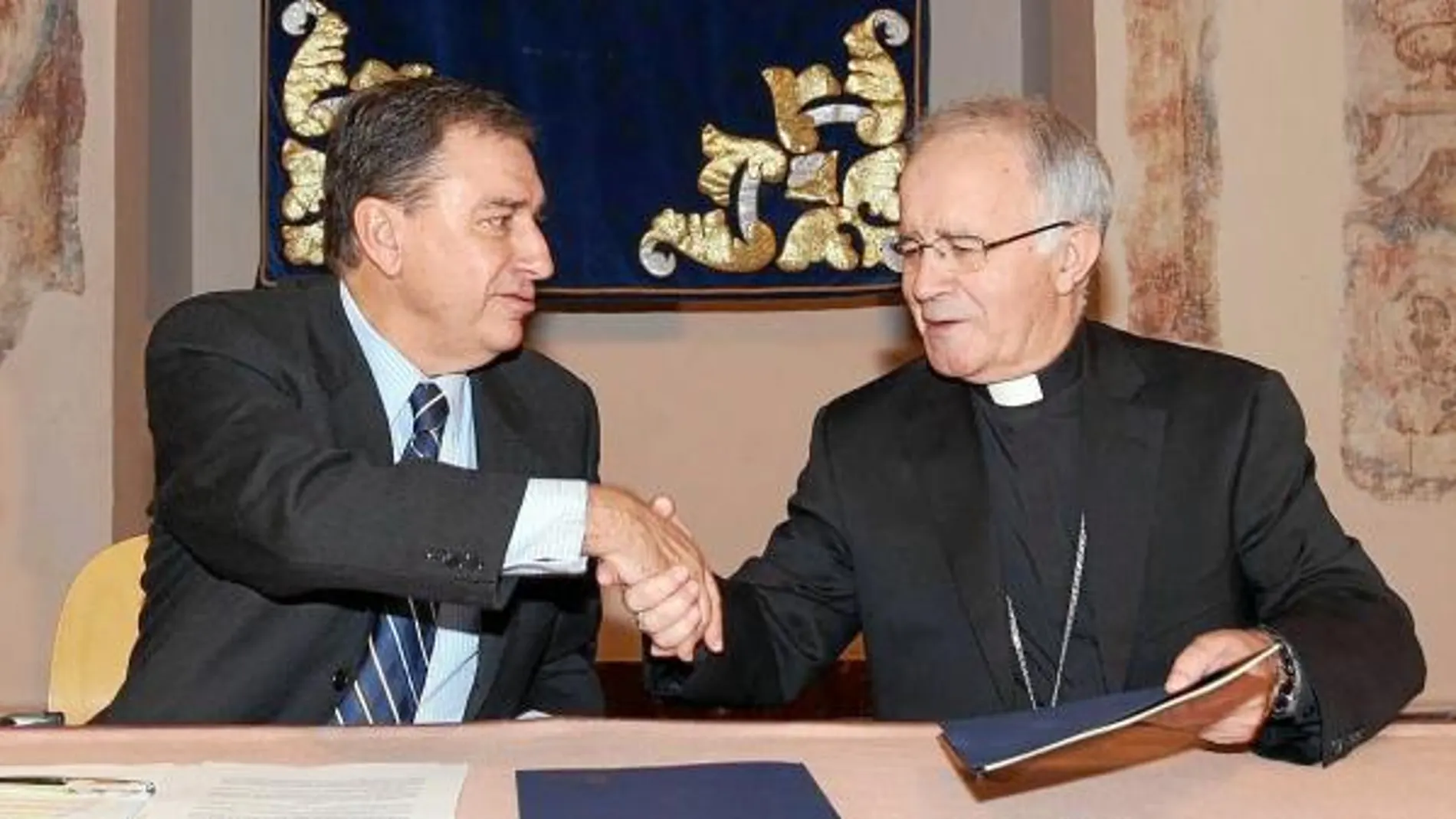 Juan José Mateos y Gregorio Martínez firman el acuerdo de colaboración, ayer en Valladolid