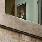 El retrato de Puigdemont en el Palau de la Generalitat visto desde el exterior