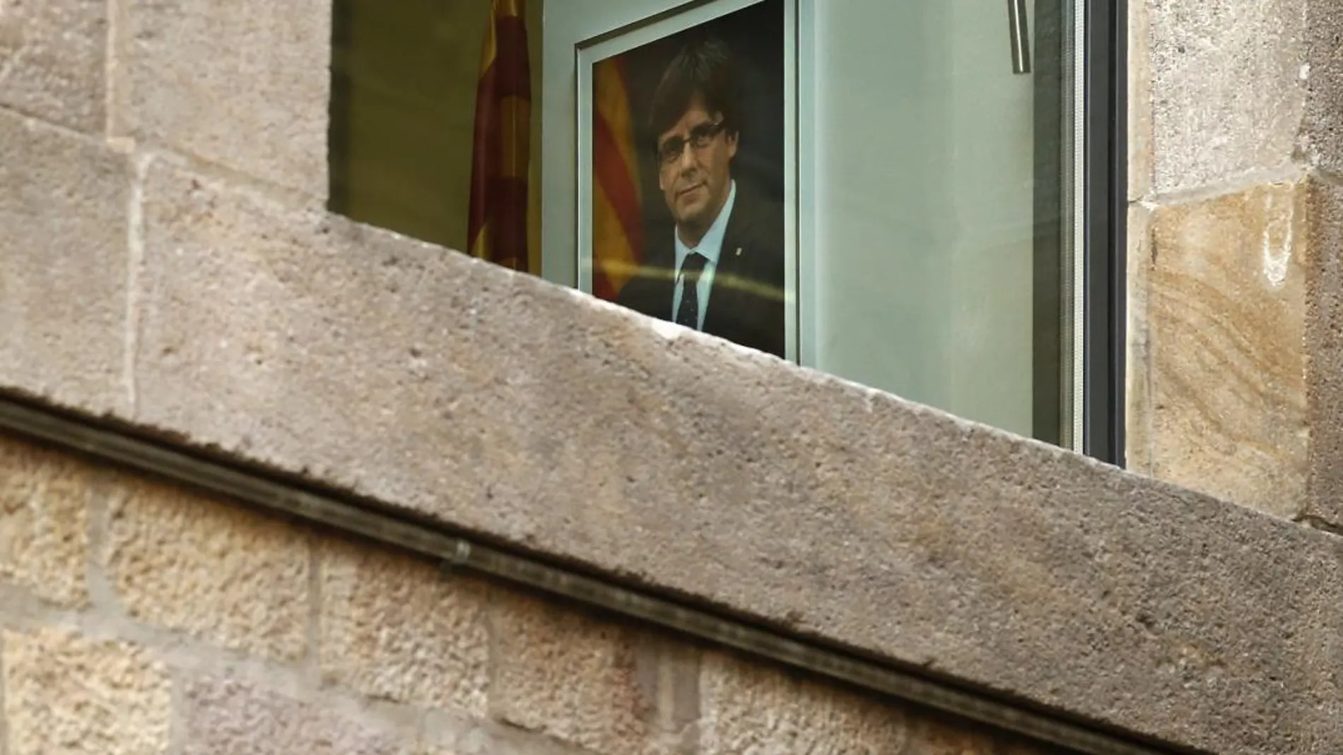 El retrato de Puigdemont en el Palau de la Generalitat visto desde el exterior