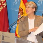 La portavoz regional, Noelia Arroyo, mostró ayer los certificados oficiales de desvinculan al Gobierno de la Púnica