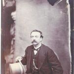 Charles Baudelaire aparece escondido, en un segundo plano, en este retrato de Arnauldet, probablemente por Cajart, descubierto en 2017