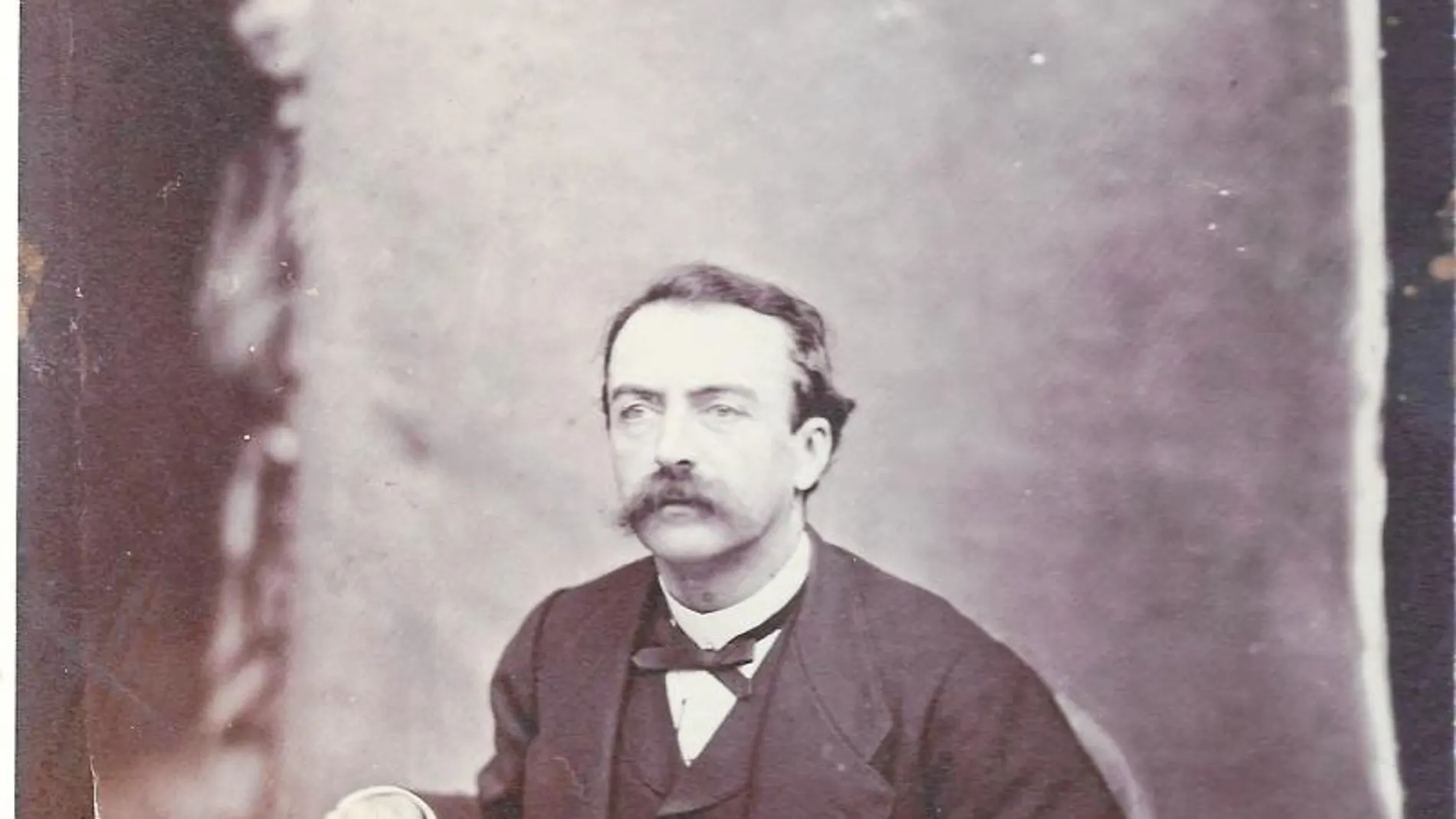 Charles Baudelaire aparece escondido, en un segundo plano, en este retrato de Arnauldet, probablemente por Cajart, descubierto en 2017