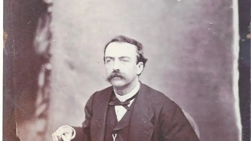 Charles Baudelaire aparece escondido, en un segundo plano, en este retrato de Arnauldet, probablemente por Cajart, descubierto en 2017