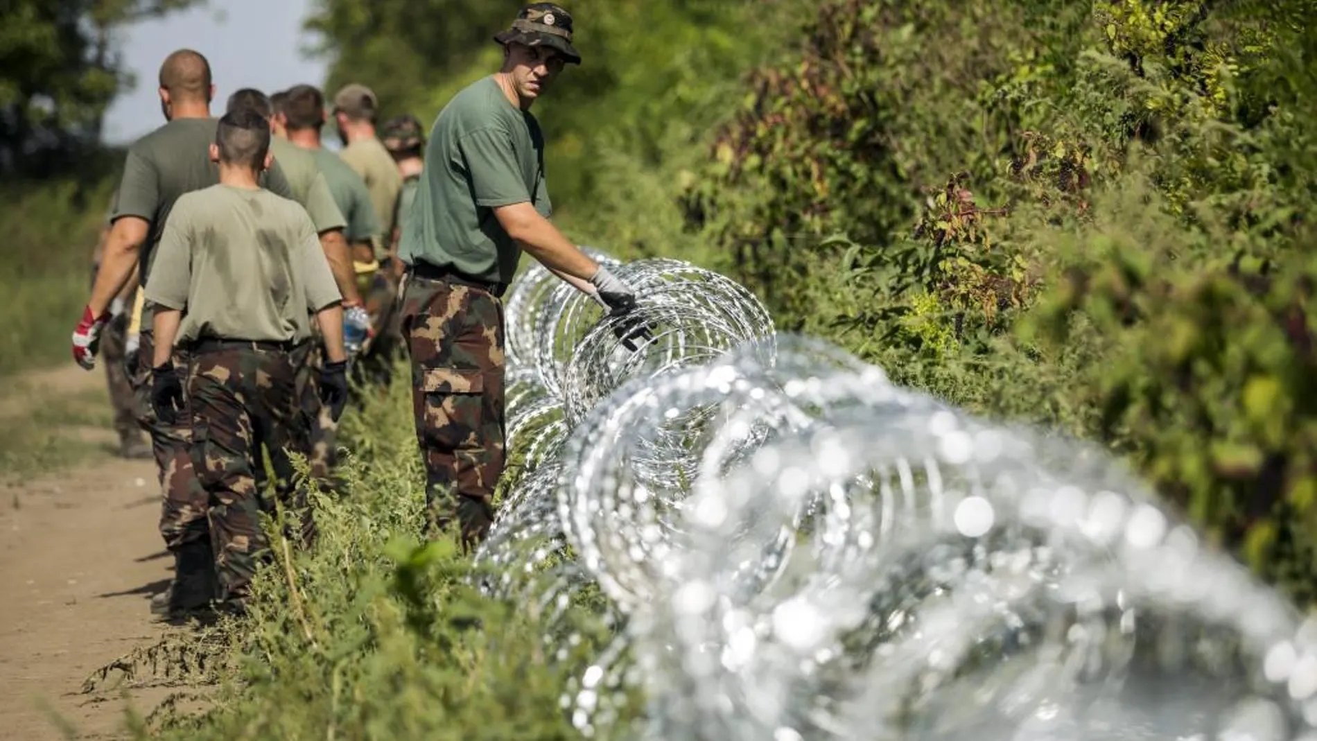 Soldados húngaros en la frontera húngara-croata