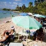 Las sombrillas de playa sólo protege un 34% de las radiaciones solares / SINC