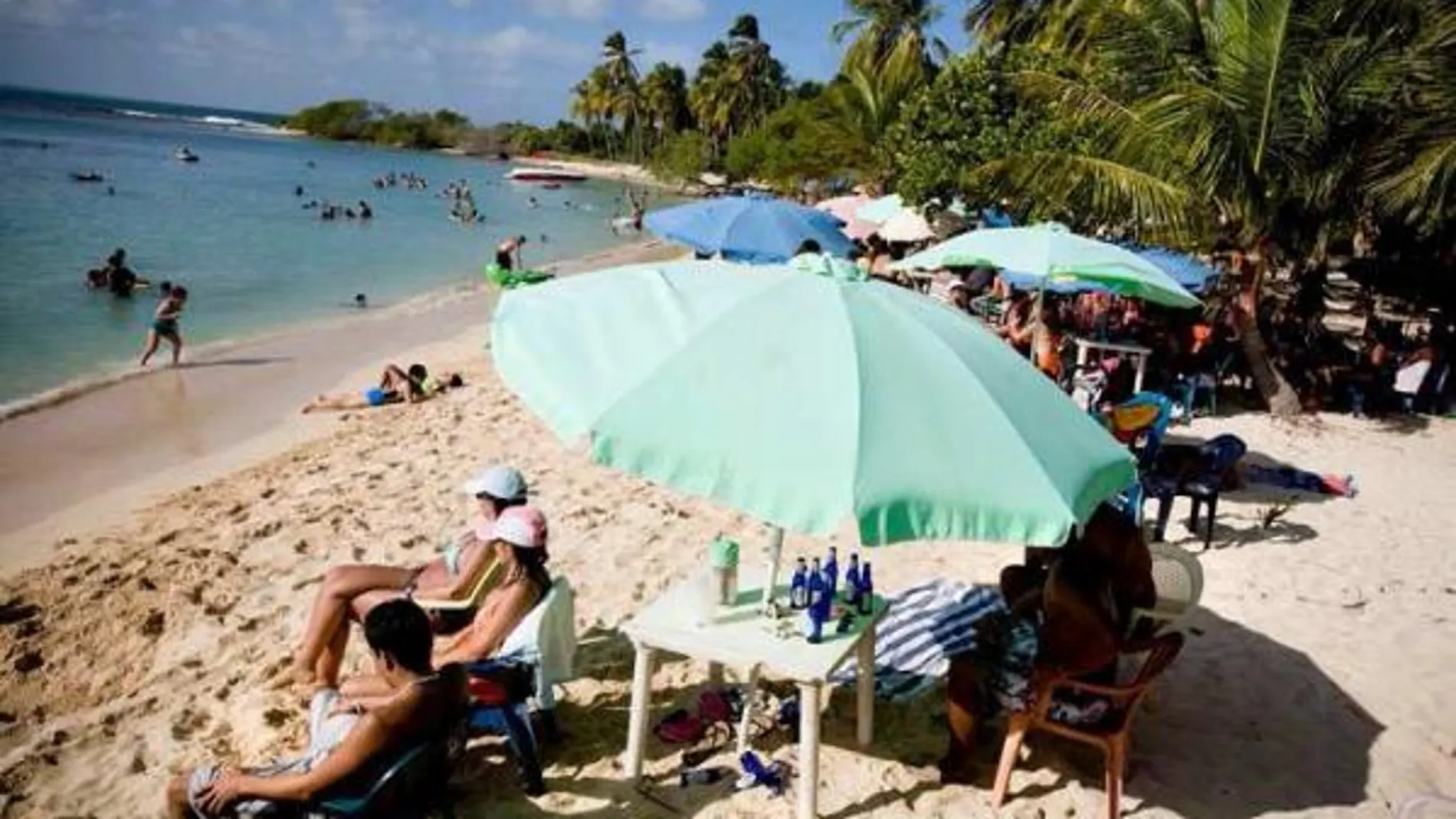 Las sombrillas de playa sólo protege un 34% de las radiaciones solares / SINC