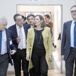 Milagros Marcos llega a la Asamblea de Vitartis en compañía de Felix Moracho, y Ramón Urquijo