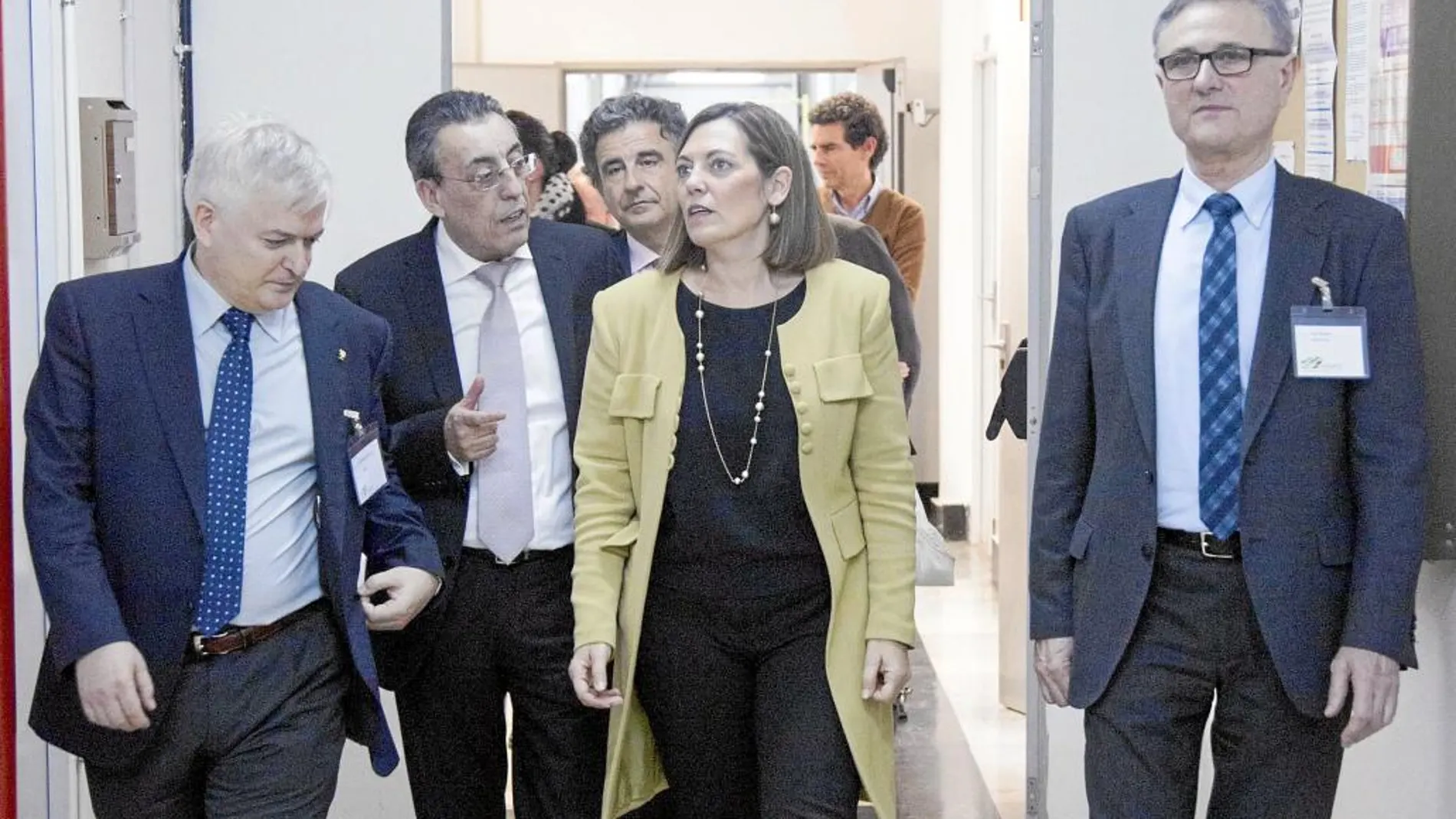 Milagros Marcos llega a la Asamblea de Vitartis en compañía de Felix Moracho, y Ramón Urquijo