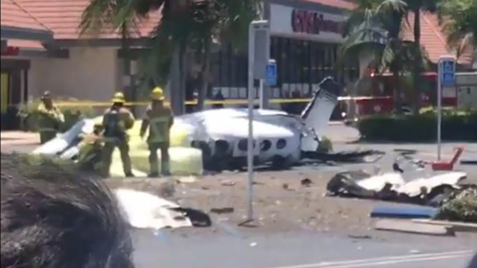 Bomberos y ambulancias han acudido al centro comercial Costa Mesa, después de que la aeronave se precipitara en el parking del edificio / Twitter