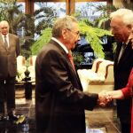 Raúl Castro saluda al ministro español de Asuntos Exteriores funciones, José Manuel García-Margallo y a la ministra española de Fomento en funciones, Ana Pastor