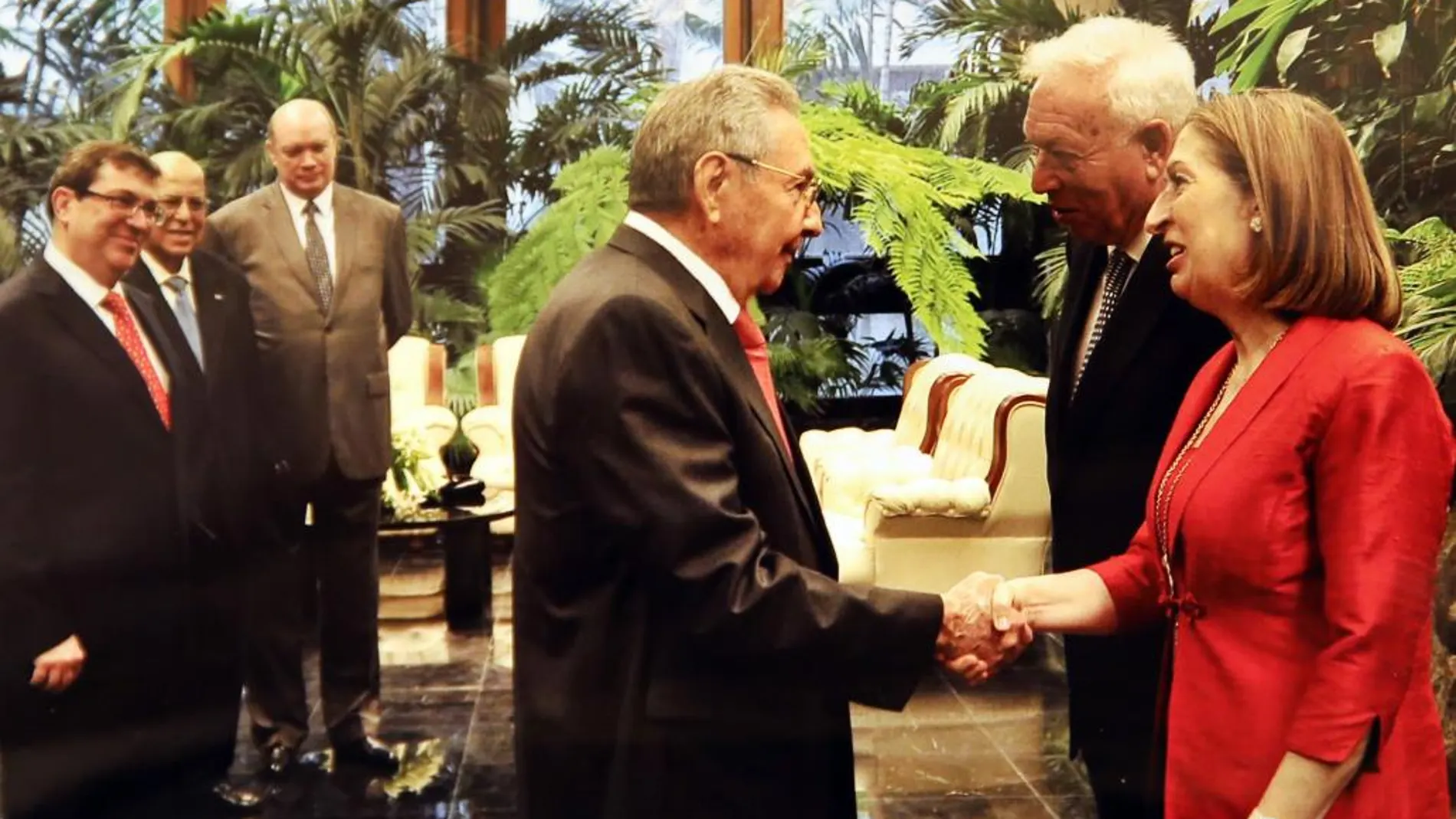 Raúl Castro saluda al ministro español de Asuntos Exteriores funciones, José Manuel García-Margallo y a la ministra española de Fomento en funciones, Ana Pastor