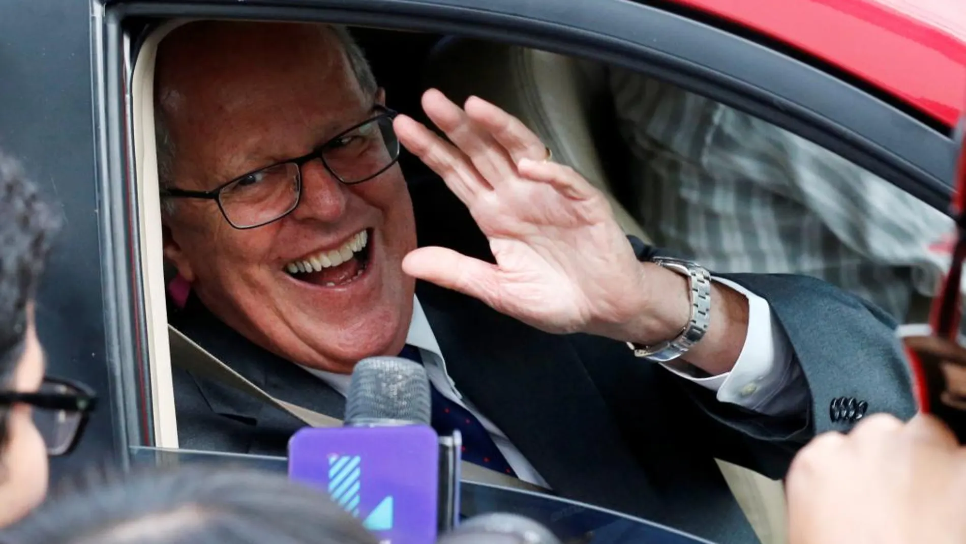 El presidente electo Pedro Pablo Kuczynsk saluda tras conocer el resultado de las elecciones