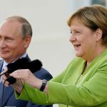 Vladimir Putin y Angela Merkel durante la conferencia de Prensa en Gransee/Foto: Efe