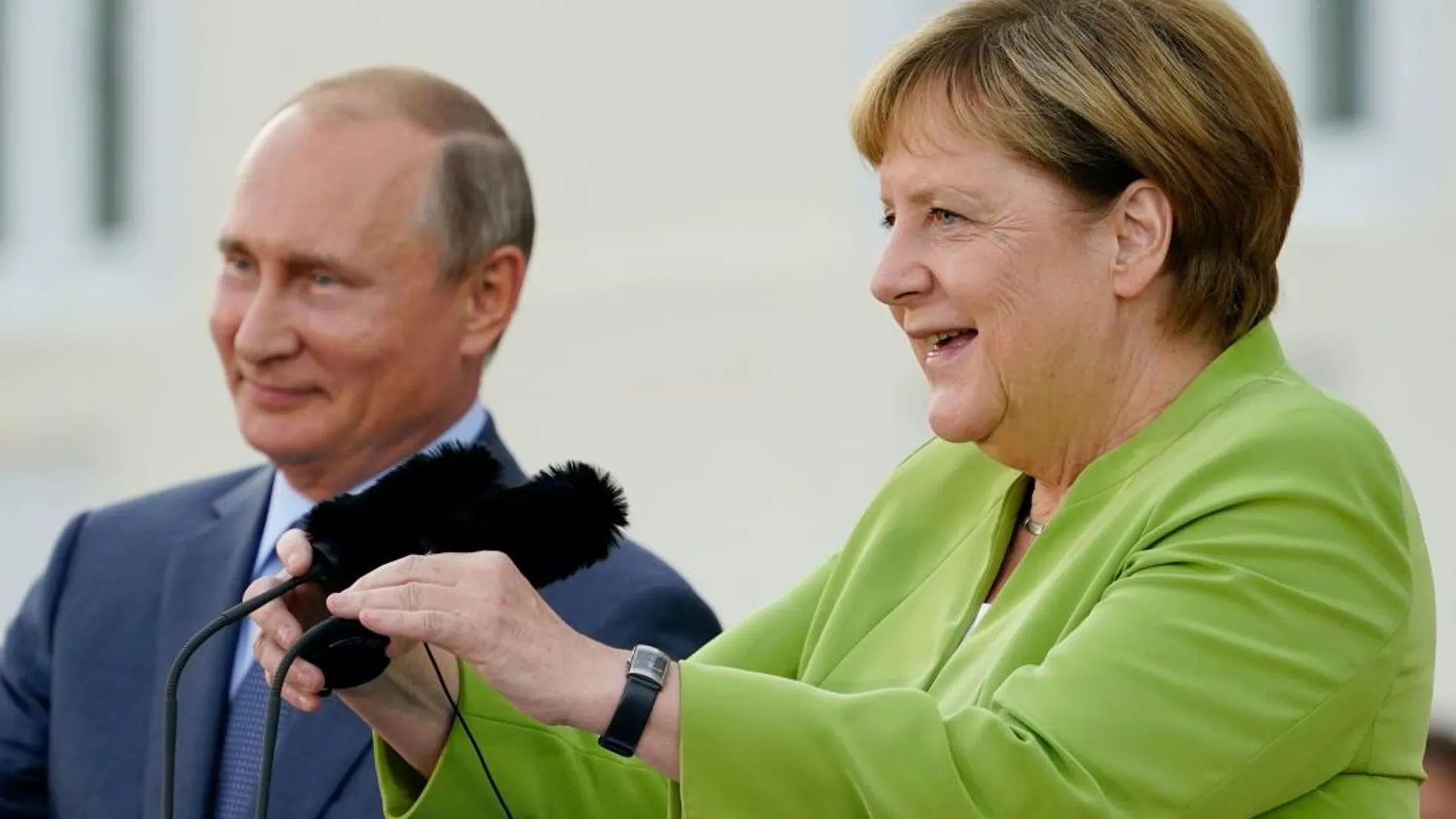 Vladimir Putin y Angela Merkel durante la conferencia de Prensa en Gransee/Foto: Efe