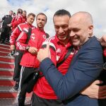 El primer ministro albano, Edi Rama, abraza a uno de la selección