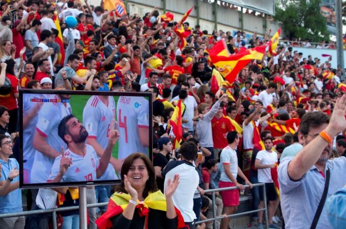 Seguidores de la selección española viendo el partido entre España y Portugal en una pantalla gigante del Camp Municipal de l'Àliga de Barcelona