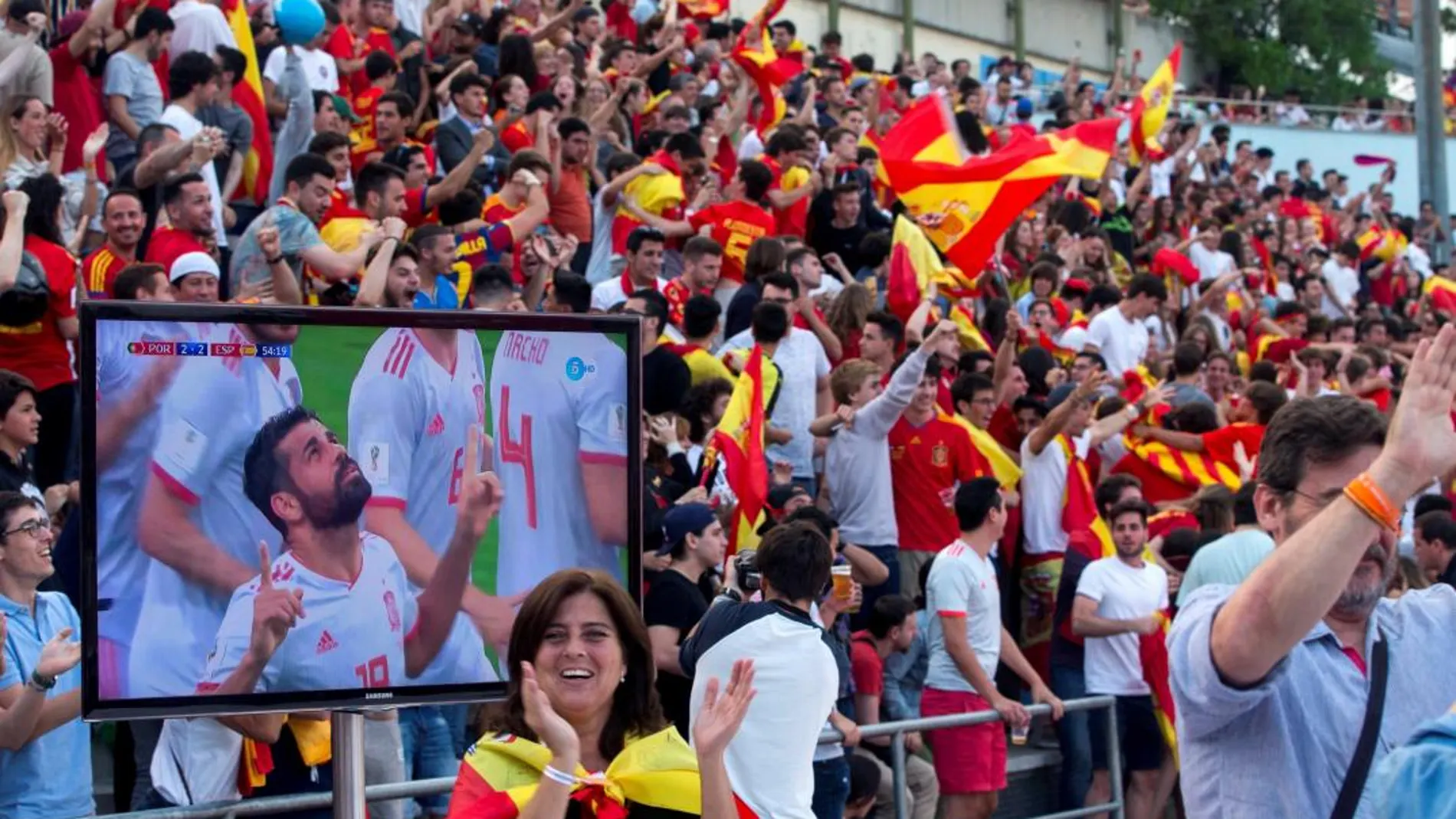 Seguidores de la selección española viendo el partido entre España y Portugal en una pantalla gigante del Camp Municipal de l'Àliga de Barcelona
