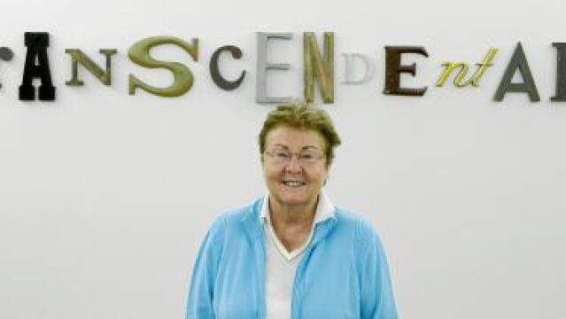 Helga de Alvear, delante de la obra «Transcendentalism», de Jack Pierson