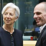 La directora gerente del Fondo Monetario Internacional, Christine Lagarde (izq), saluda al ministro de Finanzas griego, Yanis Varufakis (dcha).