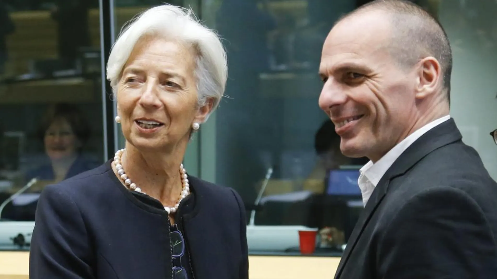 La directora gerente del Fondo Monetario Internacional, Christine Lagarde (izq), saluda al ministro de Finanzas griego, Yanis Varufakis (dcha).
