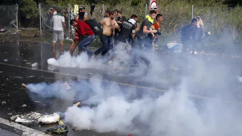 Los refugiados protestaban por el cierrede la frontera con Serbi