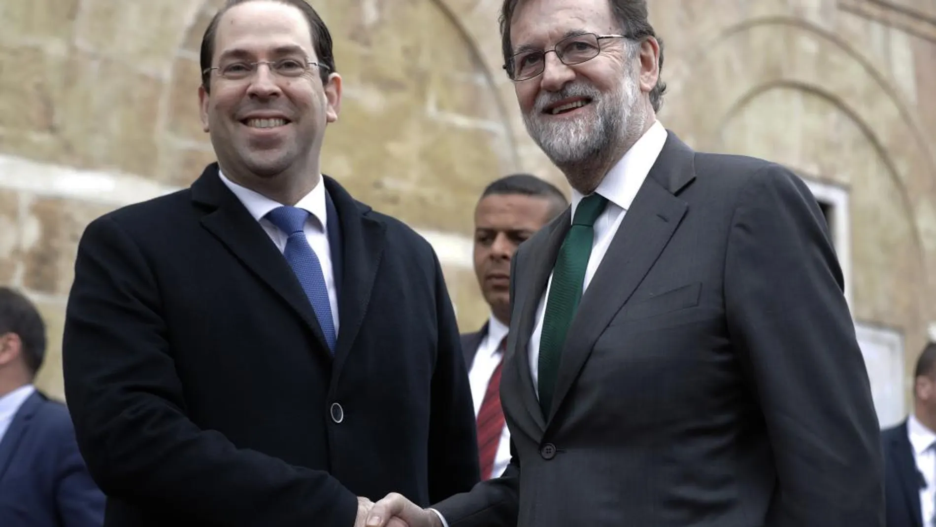 El presidente del Gobierno español, Mariano Rajoy, y su homólogo tunecino , Yusef Chahed , iz., tras la llegada del mandatario español a Túnez