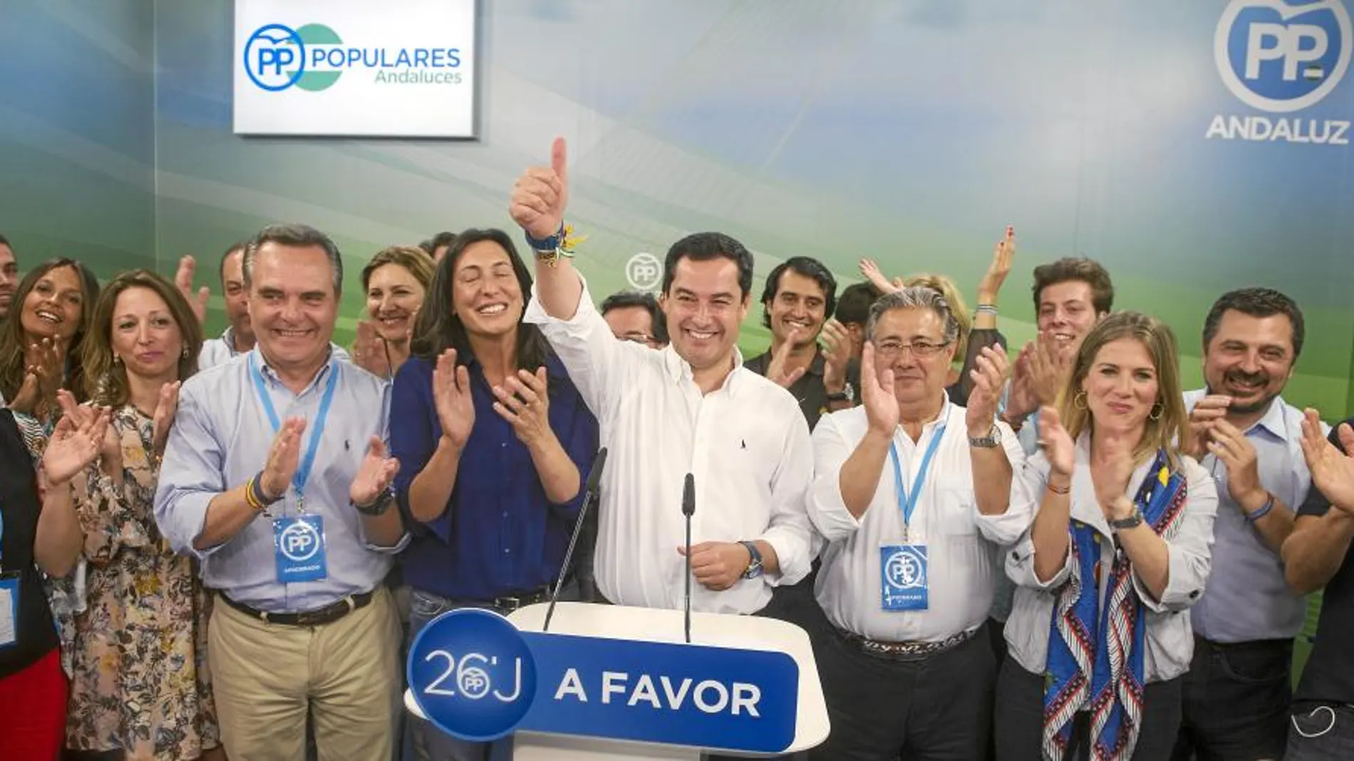 El presidente regional del PP, Juanma Moreno, ayer en la sede del partido, rodeado de cargos de la formación