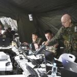 El general Luis Cebrián, jefe de la Brigada VJTF, en el puesto de mando, durante el ejercicio Valiant Falcon 16, en Polonia.