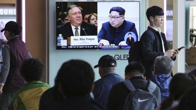 El director de la CIA Mike Pompeo, izq. y el líder norcoreano Kim Jong Un,en un informativo surcoreano que se hizo eco del encuentro.