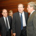 El presidente de la Junta, Juan Vicente Herrera, accede al hemiciclo con Fernández Santiago y Villanueva