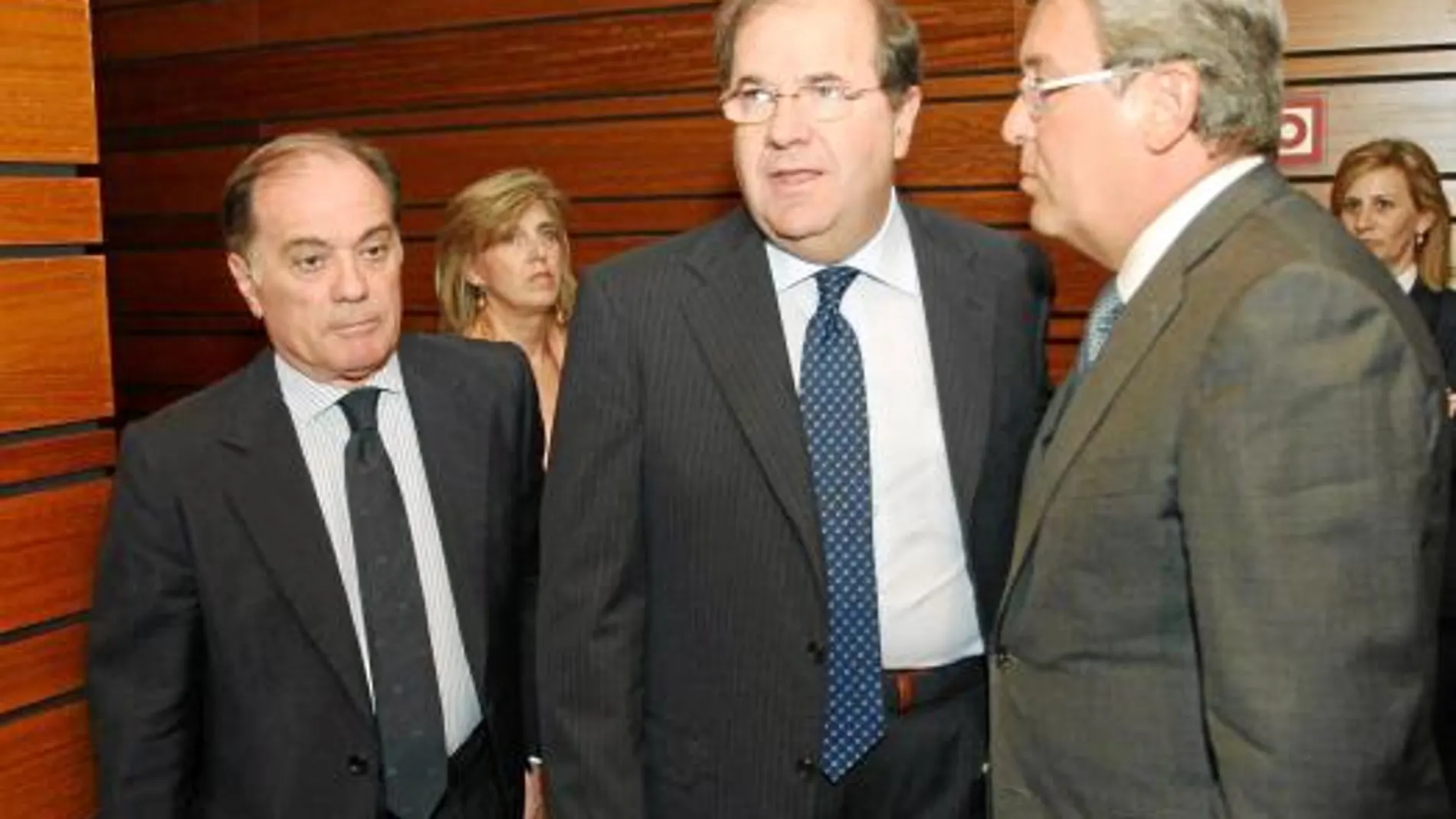 El presidente de la Junta, Juan Vicente Herrera, accede al hemiciclo con Fernández Santiago y Villanueva