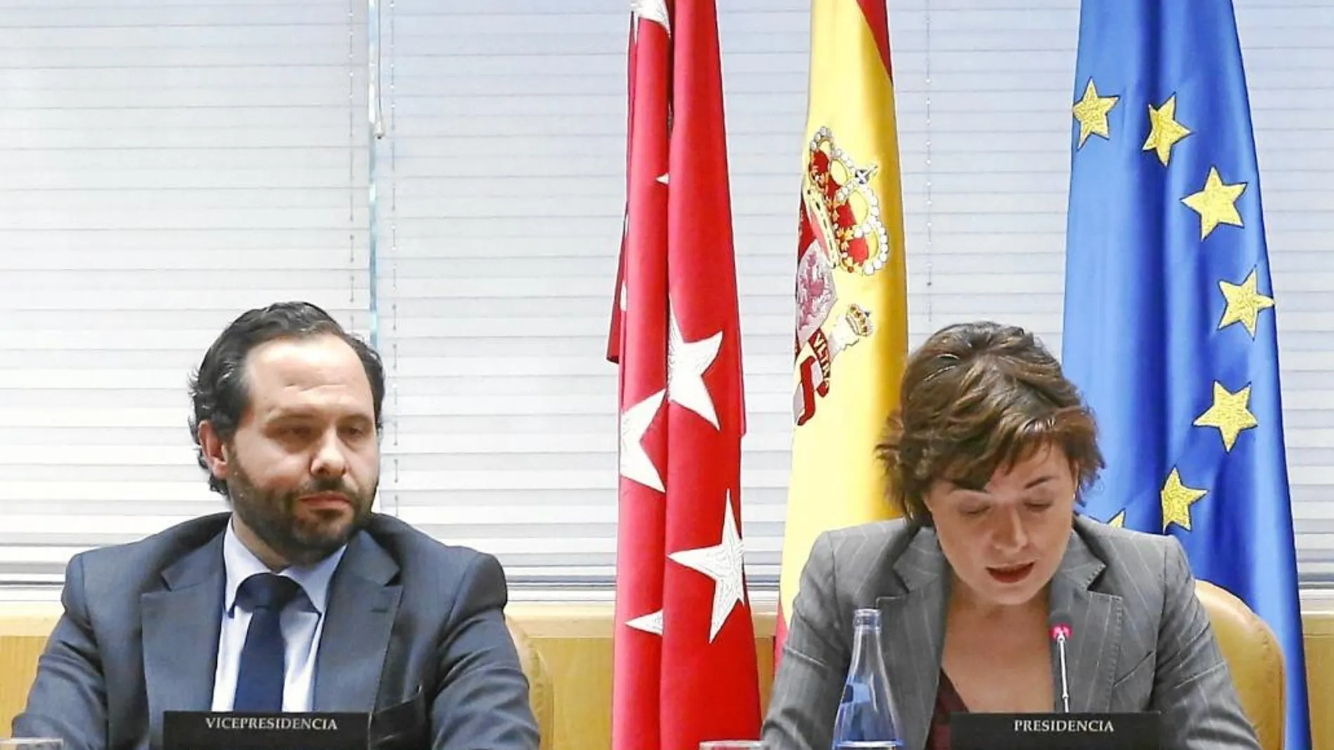 La presidenta de la comisión, González, y el vicepresidente Sanjuanbenito