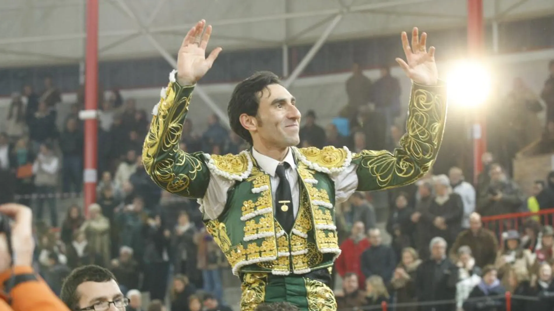 Fernando Cruz, en su reaparición de luces, consiguió dos trofeos ayer en Valdemorillo