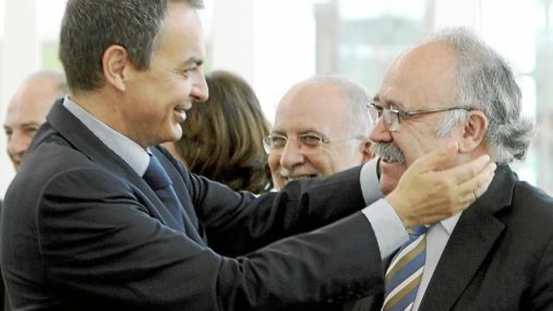 Zapatero promete el aterrizaje de la financiación en quince días