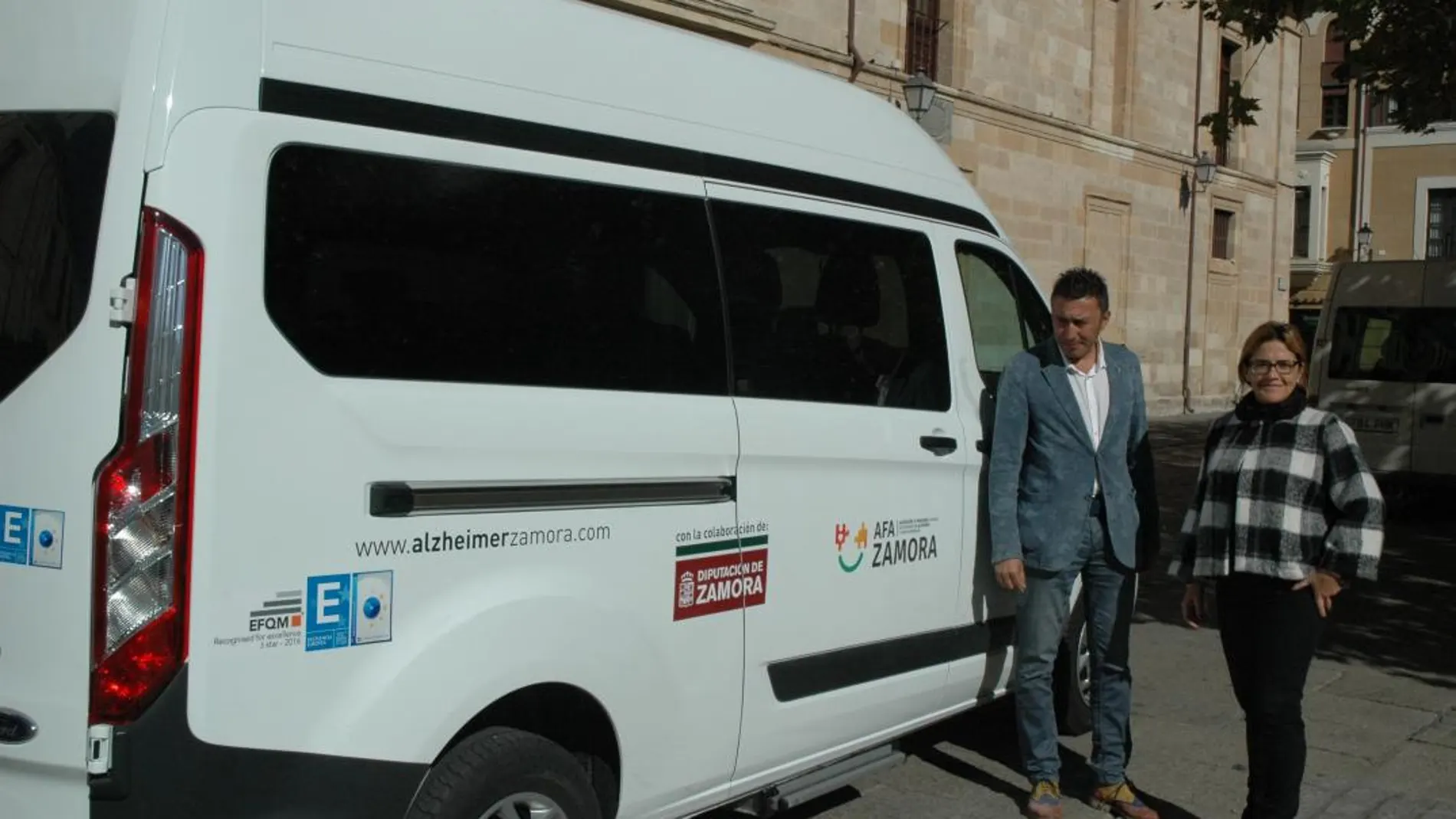 Mayte Martín en la entrega de una furgoneta a la Asociación de Alzheimer