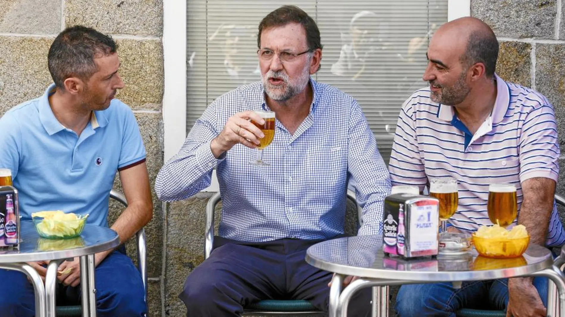 Mariano Rajoy, ayer, tomando el aperitivo con el alcalde de Celanova, José Luis Ferro (dcha.), en una bar de la plaza mayor de la localidad