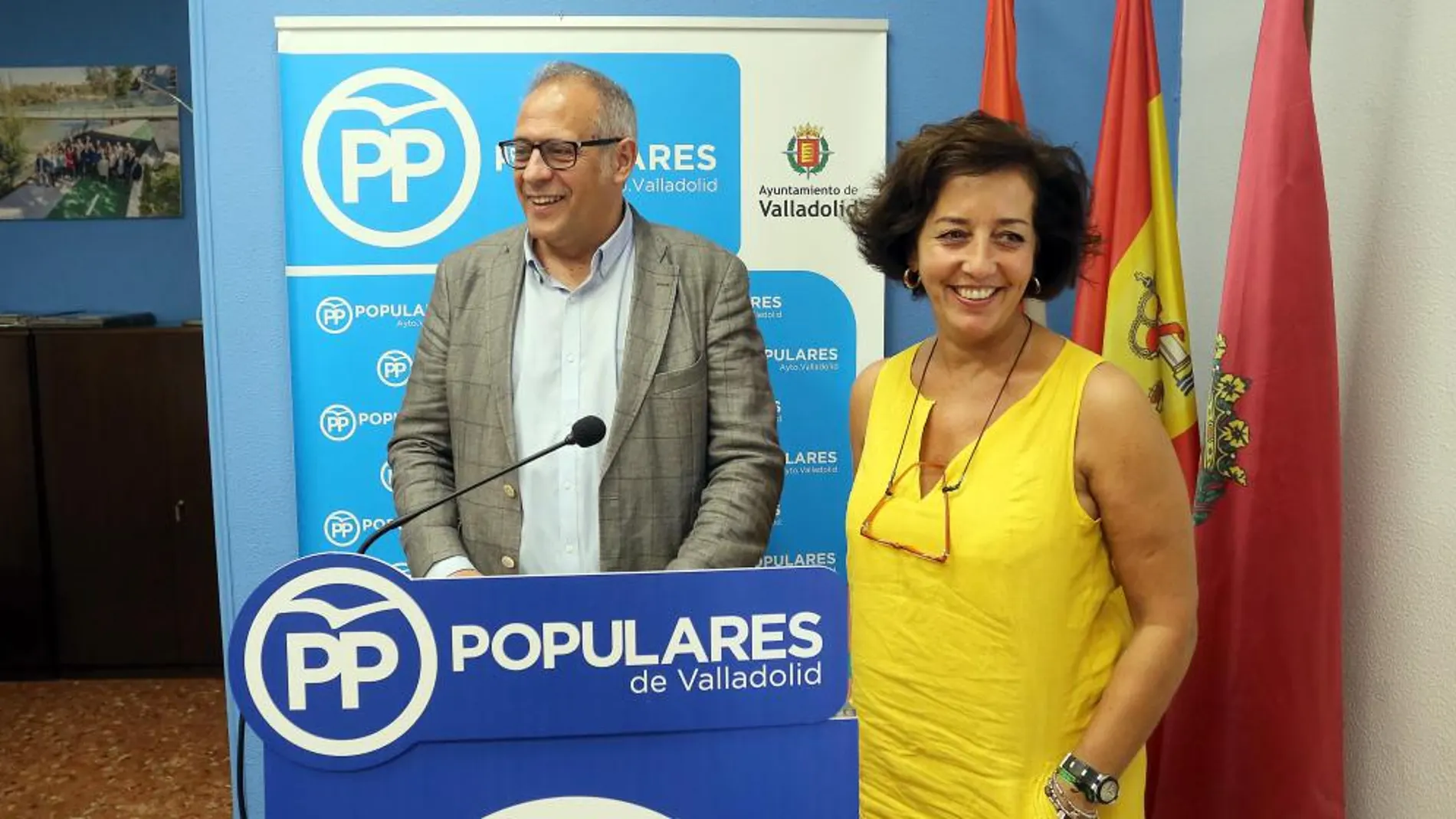 El portavoz del Grupo Municipal del PP de Valladolid, José Antonio Martínez Bermejo, junto a Mercedes Cantalapiedra