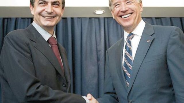 Zapatero y Joseph Biden estrechan sus manos antes de la reunión que mantuvieron ayer en Chile
