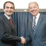 Zapatero y Joseph Biden estrechan sus manos antes de la reunión que mantuvieron ayer en Chile