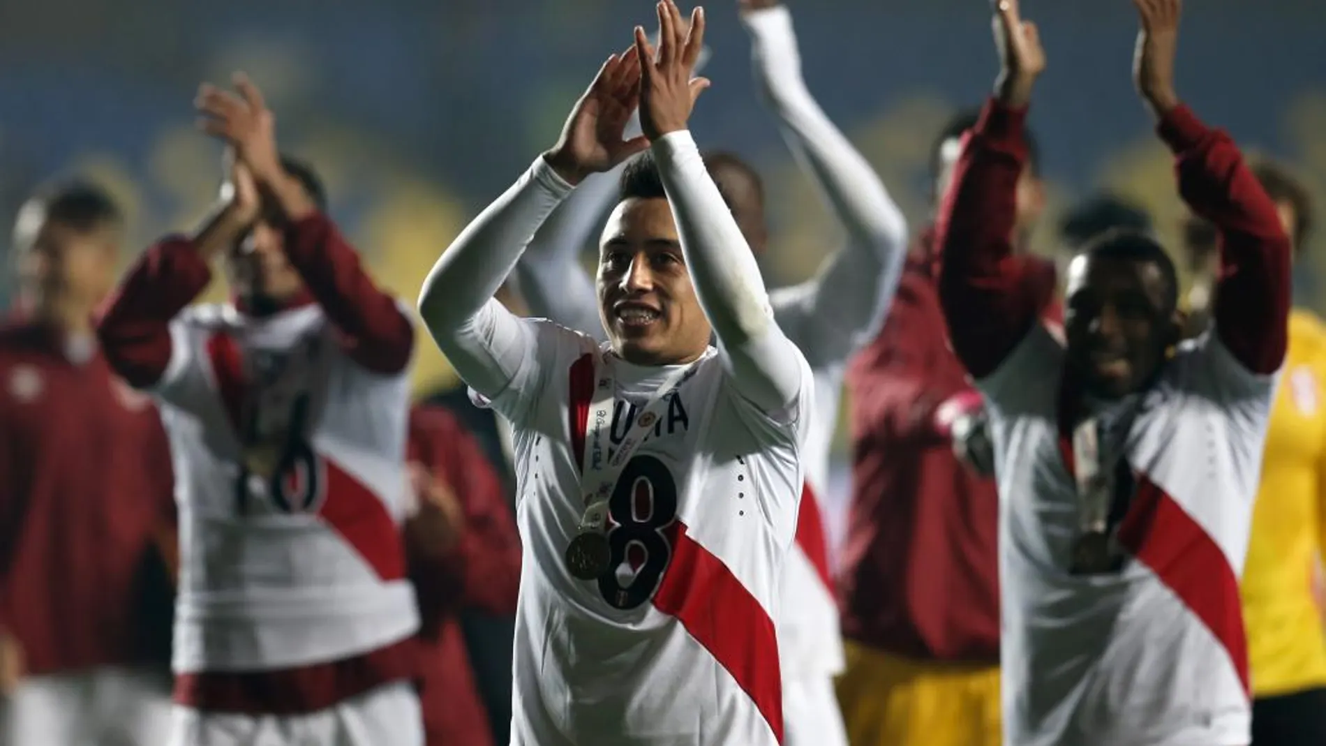 Los jugadores de Perú agradecen tras la victoria el apoyo del público