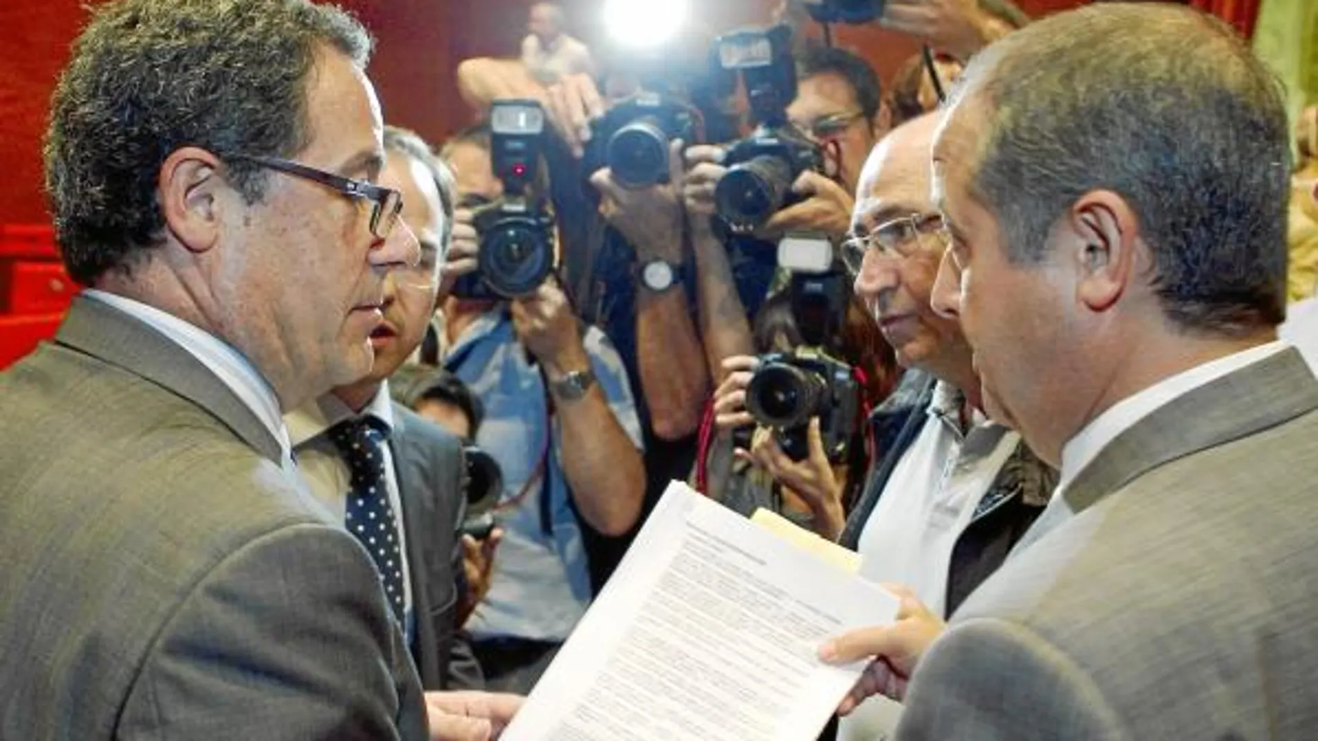 Puig y Macias acusan al tripartito de inventar un relato para destruir a CiU