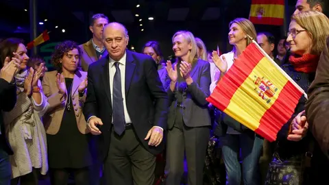El ministro del interior, Jorge Fernández Díaz, a su llegada el acto de inicio de campaña que los populares catalanes celebran anoche en Barcelona
