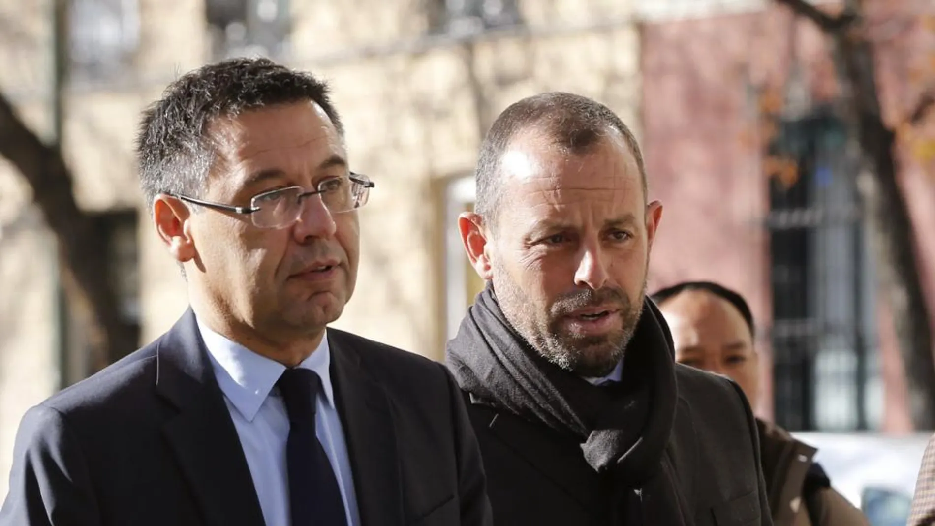 El presidente del Barça, Josep María Bartomeu, y su antecesor, Sandro Rosell , a su salida tras prestar declaración en la Audiencia Nacional