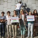 El Colectivo de Víctimas del Terrorismo del País Vasco (Covite) colocando una placa en el muelle de Marzana de Bilbao en recuerdo de María Luisa Sánchez Ortega