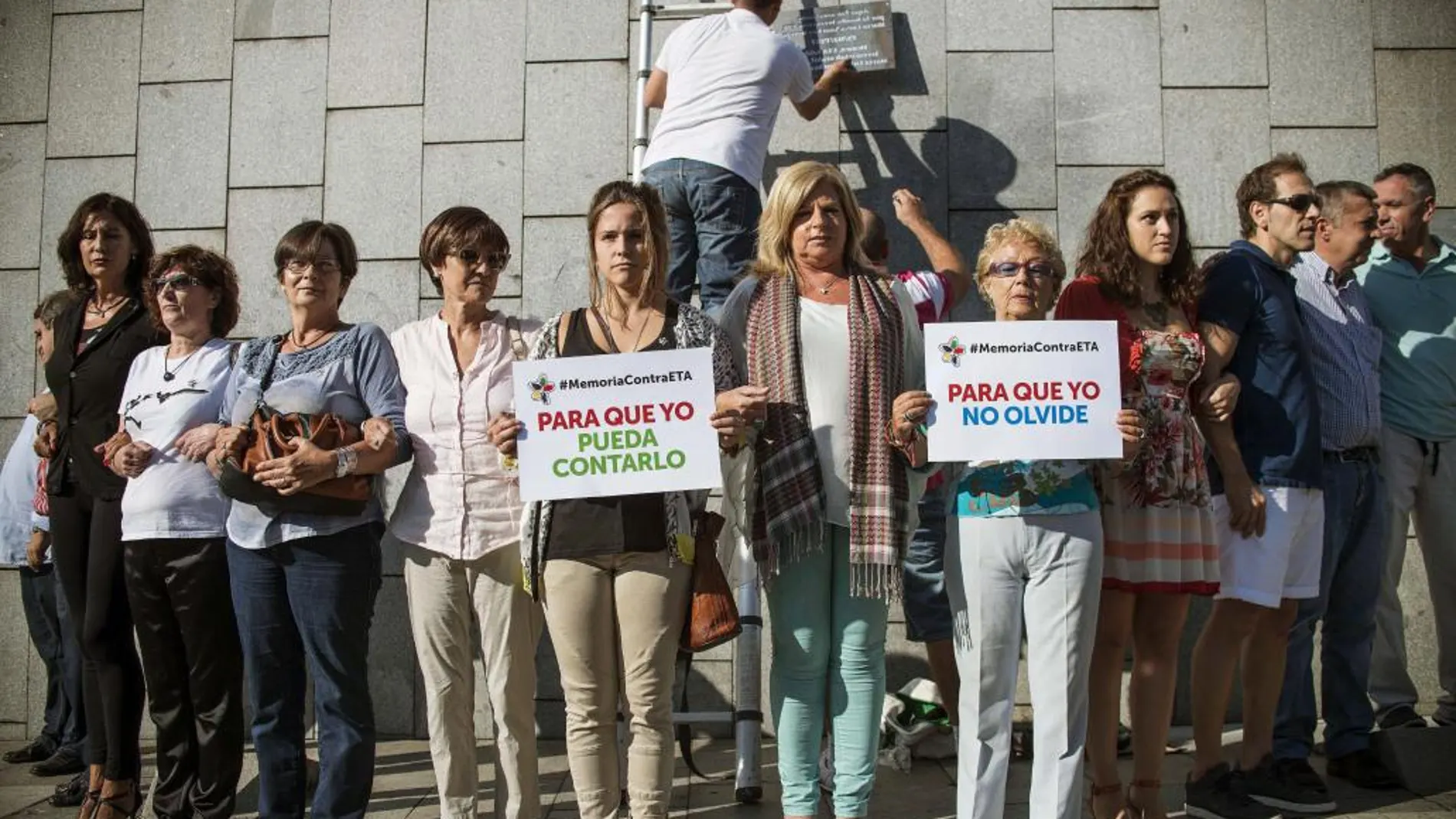 El Colectivo de Víctimas del Terrorismo del País Vasco (Covite) colocando una placa en el muelle de Marzana de Bilbao en recuerdo de María Luisa Sánchez Ortega