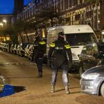 Policías haciendo guardia en Rotterdam
