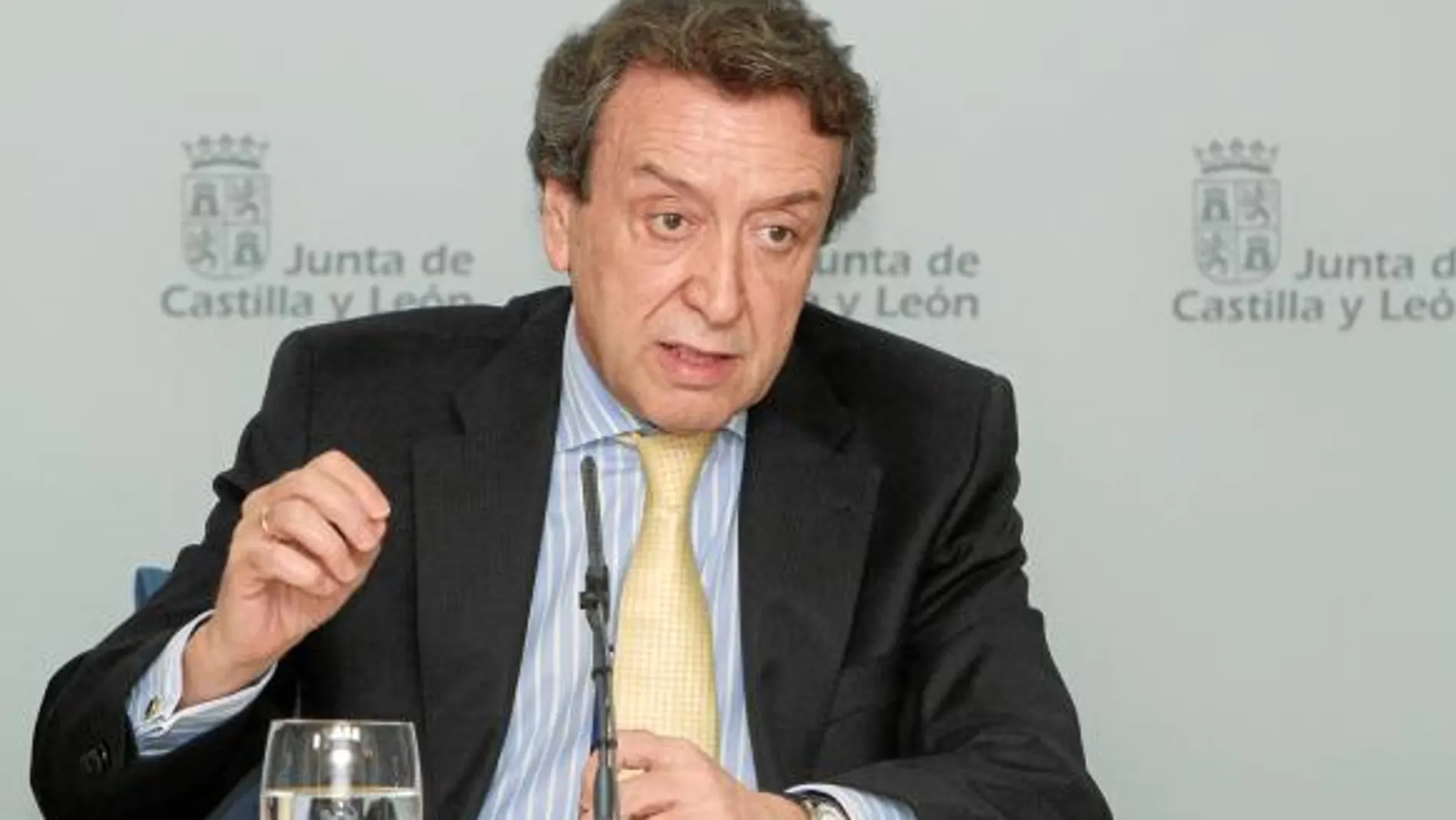 El portavoz, José Antonio de Santiago-Juárez, explica los acuerdos del Consejo de Gobierno