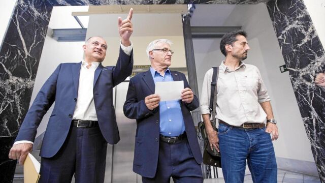Joan Ribó (centro), Joan Calabuig (izqda) y Jordi Peris, ayer tras la reunión