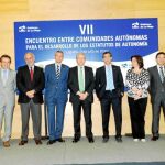 El consejero de la Presidencia, José Antonio De Santiago-Juárez, junto a los consejeros autonómicos en la última Cumbre de Comunidades para el Desarrollo de Estatutos, celebrada en Logroño el pasado mes de julio