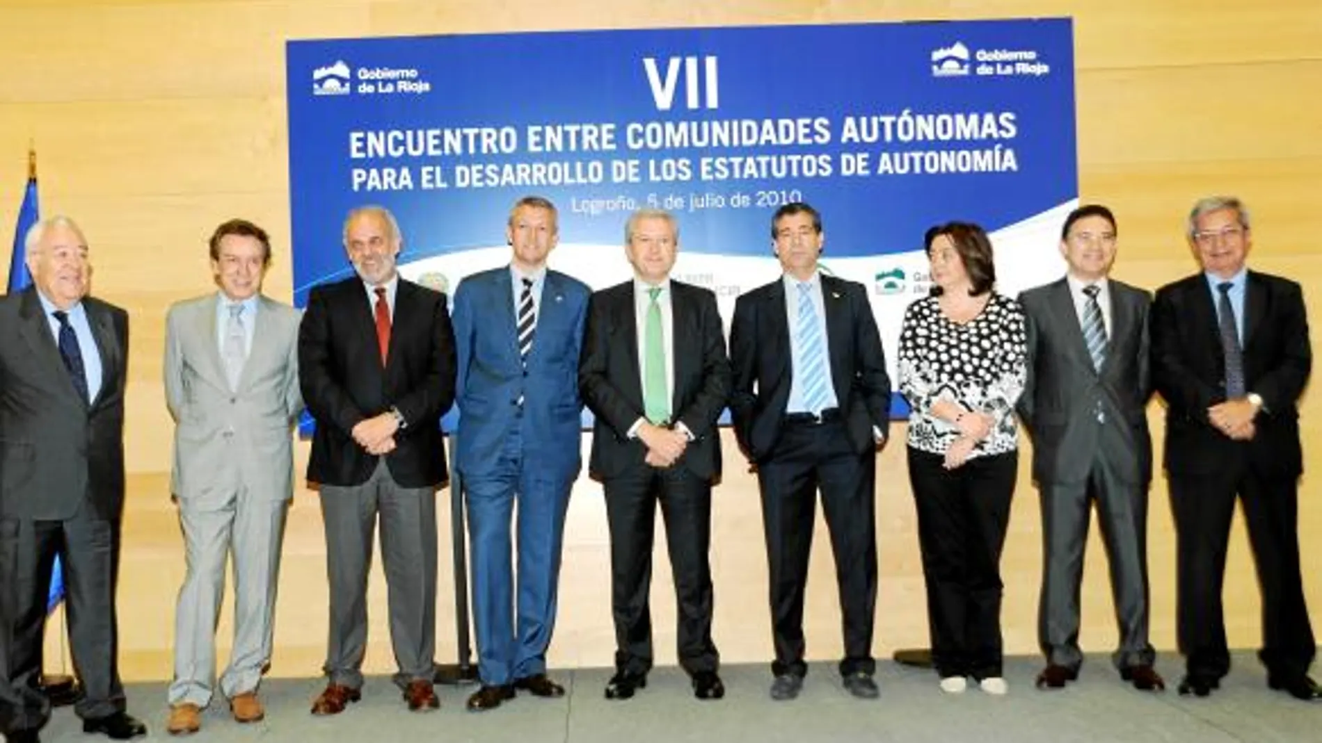 El consejero de la Presidencia, José Antonio De Santiago-Juárez, junto a los consejeros autonómicos en la última Cumbre de Comunidades para el Desarrollo de Estatutos, celebrada en Logroño el pasado mes de julio